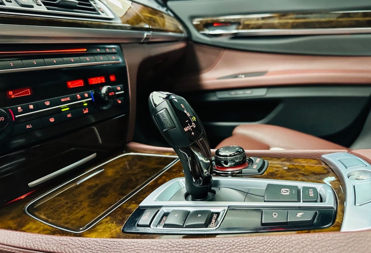 BMW 750Li Exclusive GCC .. Perfect Condition .. Top Range .. V8 ..