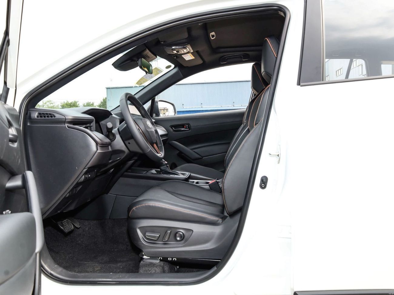 Toyota Corolla Cross GLI 2026 white-black