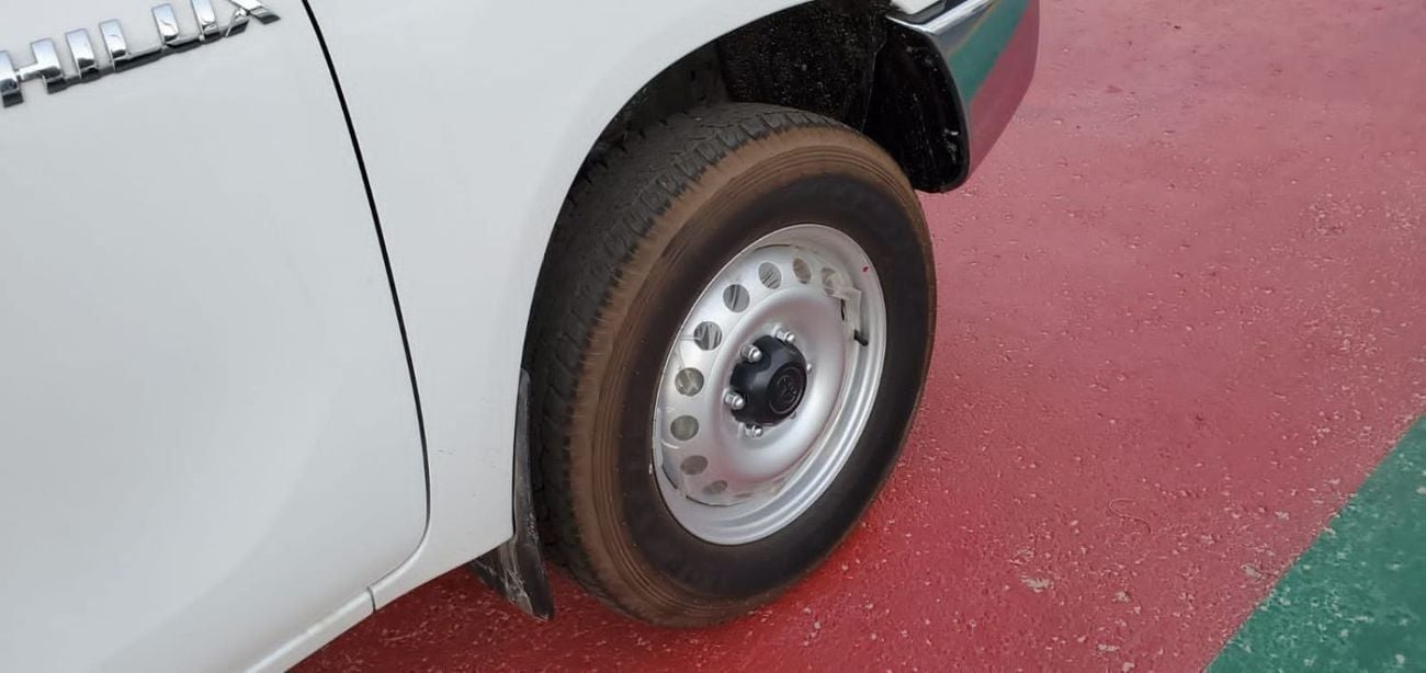 تويوتا هيلوكس double cabin 2.4 Diesel ,,,4X4,,, white color Black interior 2024 Basic option