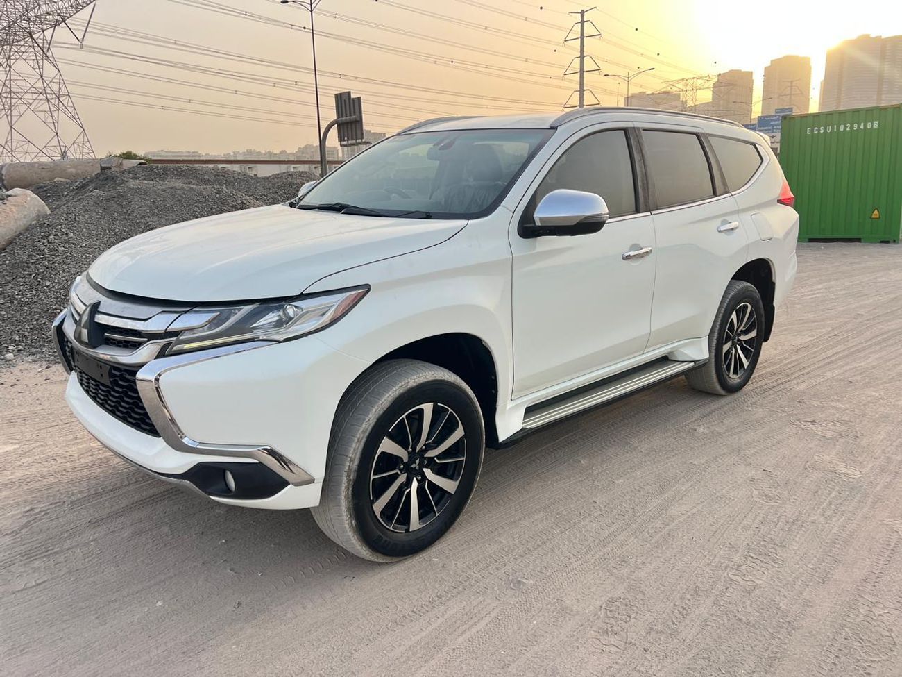 ميتسوبيشي باجيرو diesel 2.4 liter ,right hand drive only for export available ,full options