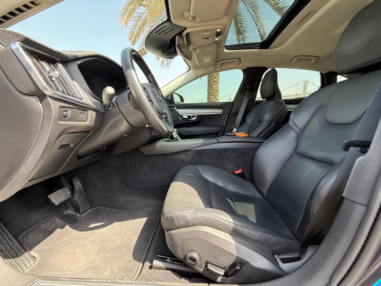 Volvo S90 T5 Momentum 2.0L  VOLVO S90T5 UNLIMITED BRIGHT MOMENTUM 2021 GCC FULL SERVICE HI