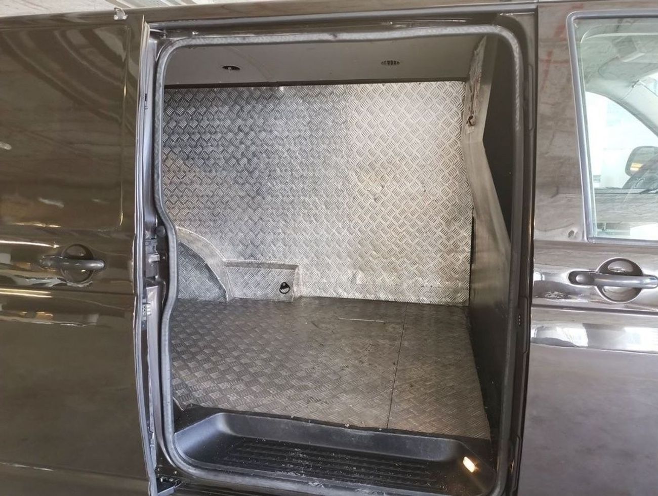 Volkswagen T6 Transporter Volkswagen Transporter LONG Wheel Base AUTOMATIC 2015 Model GCC Specs With Full Service History In P