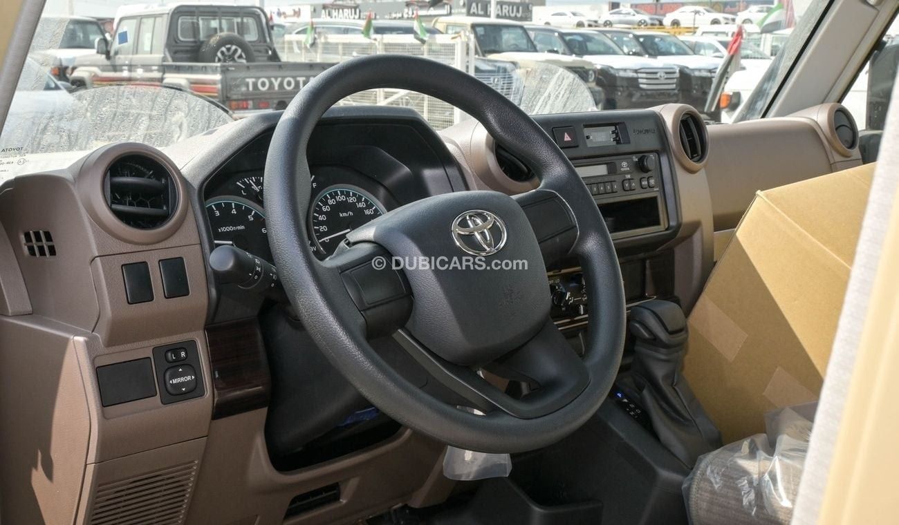 Toyota Land Cruiser Pick Up LC79 Pickup 4.0L Petrol V6 D/C, A/T Mid Option