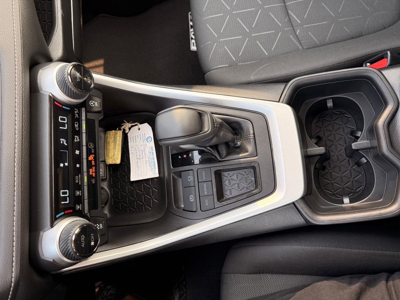 تويوتا راف ٤ XLE 2.5 L | Sunroof, push start 2024 model