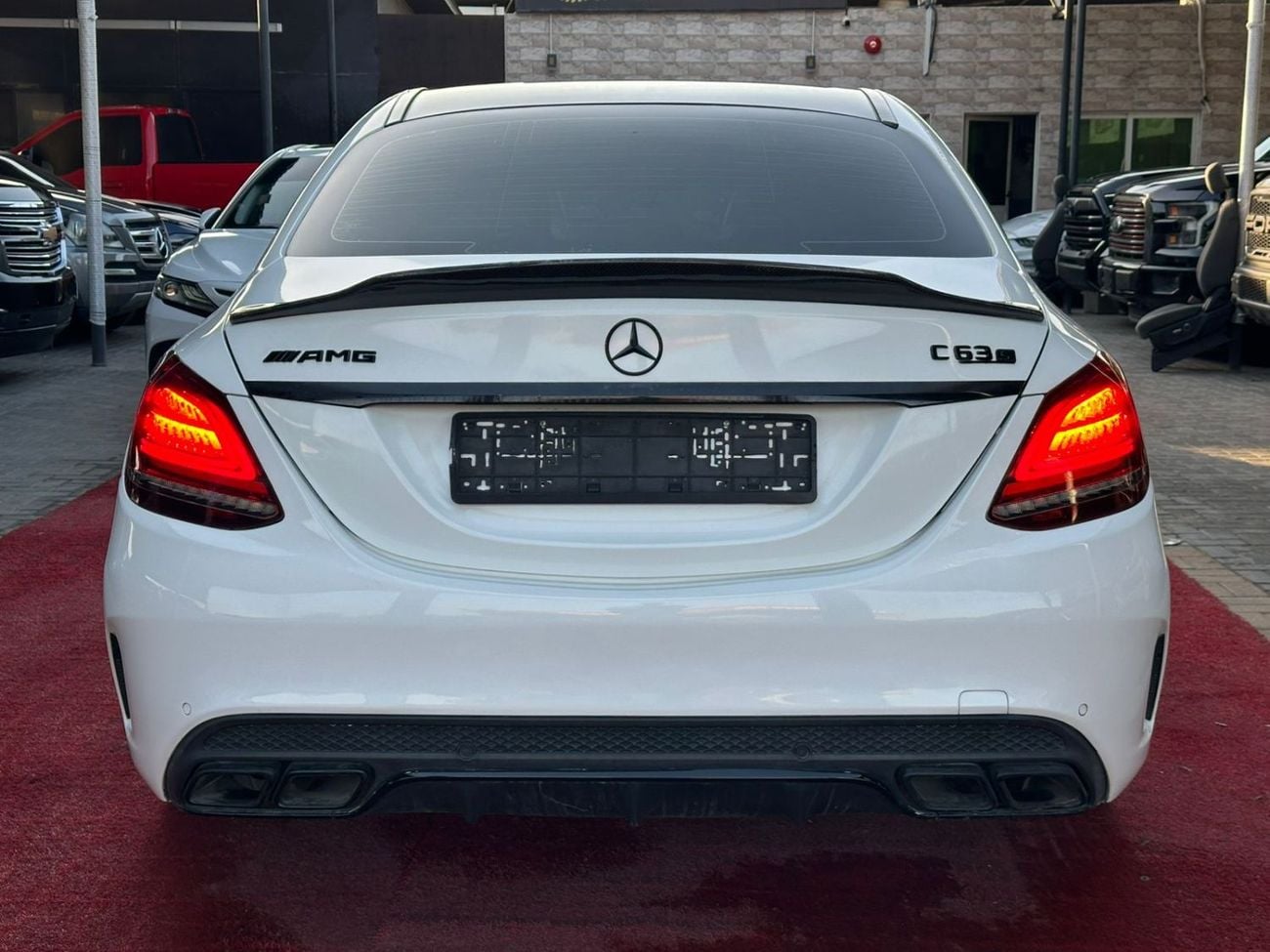 مرسيدس بنز C 63 AMG Std 4.0L Sedan