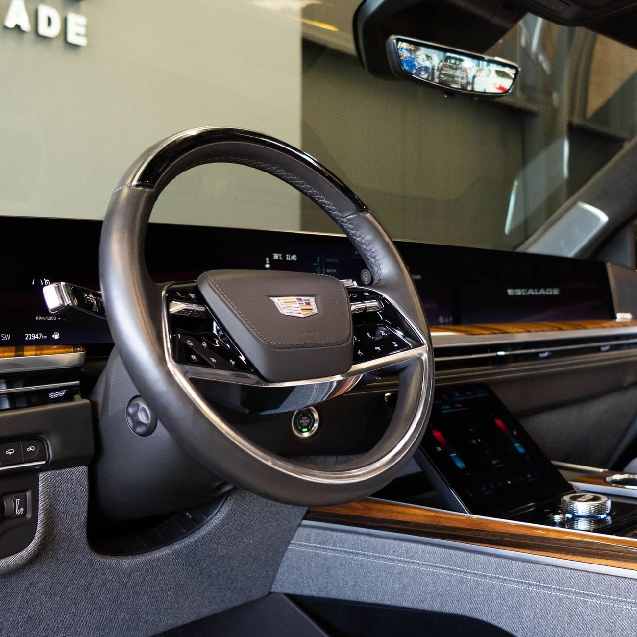 Cadillac Escalade AED 8,432 P.M • 0% Downpayment • Cadillac Escalade Sport Platinum • Agency Warranty
