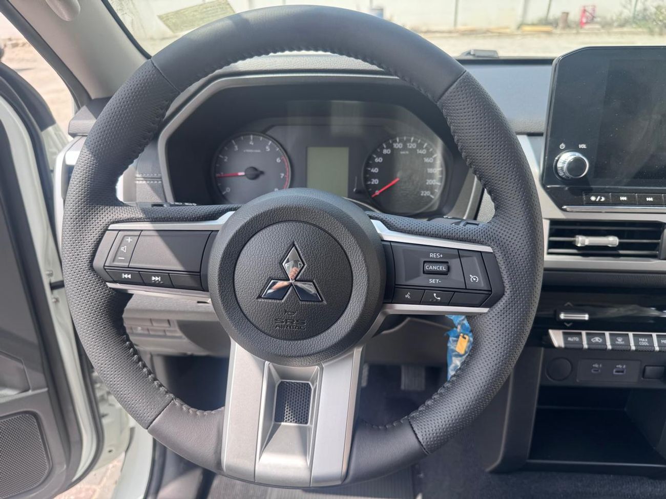 ميتسوبيشي L200 MITSUBISHI L200 Petrol Double Cabin 4WD 5MT 2.5L GLX -FULL OPTION_White