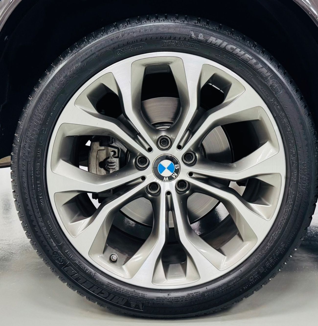 BMW X5 50i Exclusive GCC .. V8 .. FSH .. Perfect Condition ..