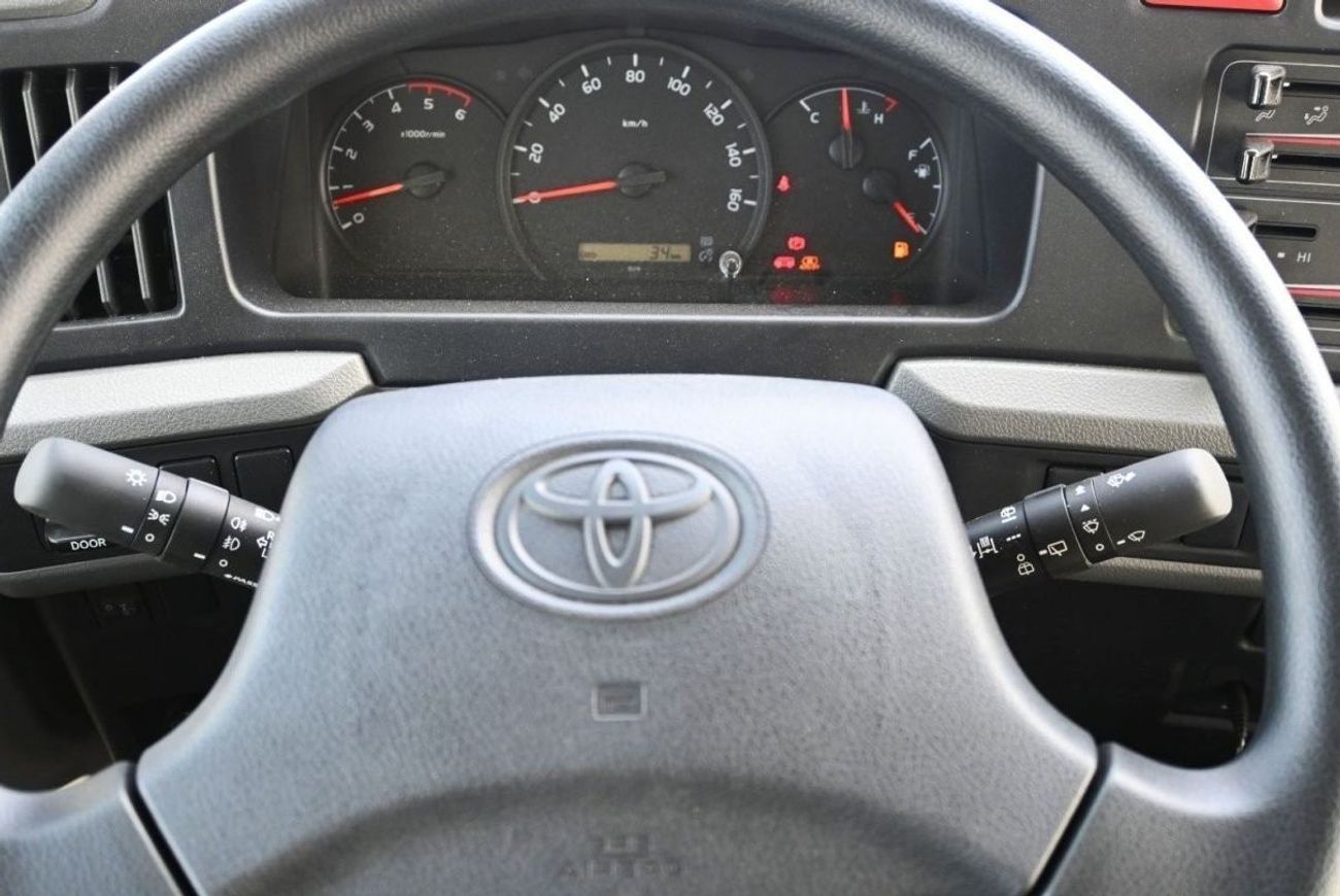 تويوتا كوستر موديل 2023 ديزل 4.2 لتر 22 مقعدا ثلاجة دليل النقل أبيض بالخارج أسود من الداخل