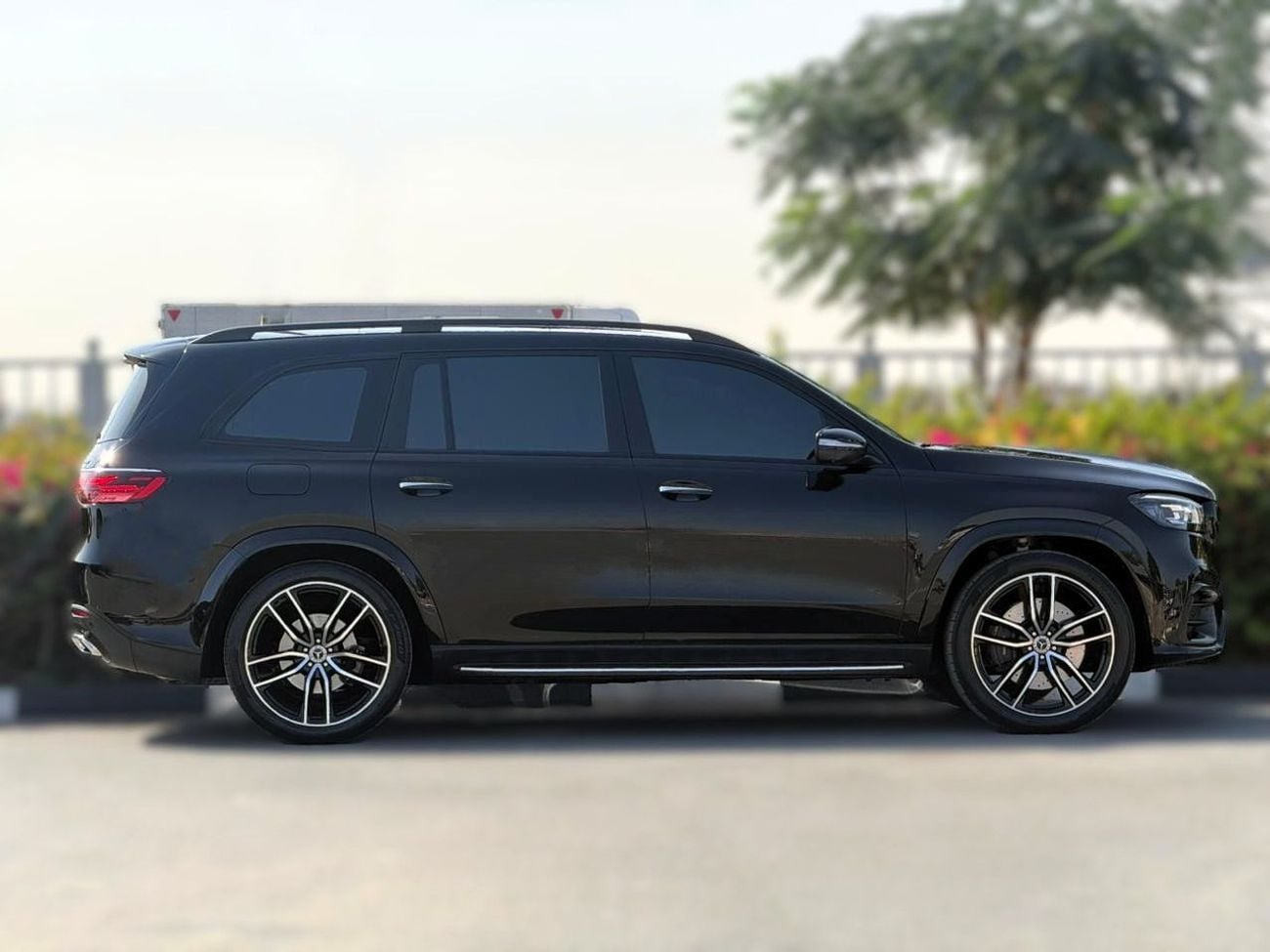 Mercedes Benz GLS450 4MATIC l MERCEDES GLS 450 l GCC SPECS l UNDER WARRANTY AND SERVICE CONTRACT l YEAR 2025 l
