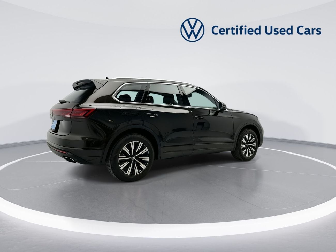Volkswagen Touareg Touareg Elegance | 15" Innovision Cockpit & Power Latching Doors | GCC Specs