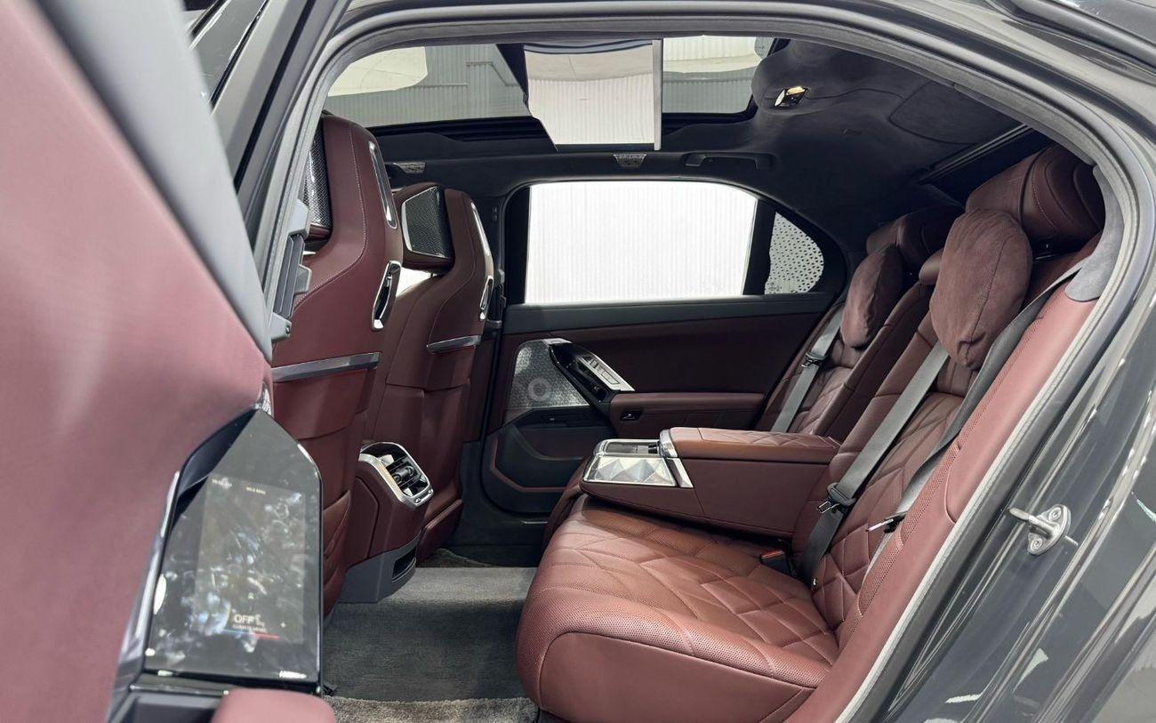 بي أم دبليو 760Li 2023 BMW 760i M-Sport, 2027 BMW Warranty + Service Pack, Fully Loaded, Low Kms, GCC