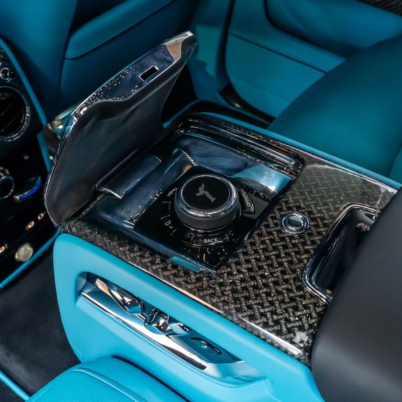 رولز رويس كولينان  2025  ROLLS ROYCE CULLINAN MANSORY  DONE ONLY 15,000KM