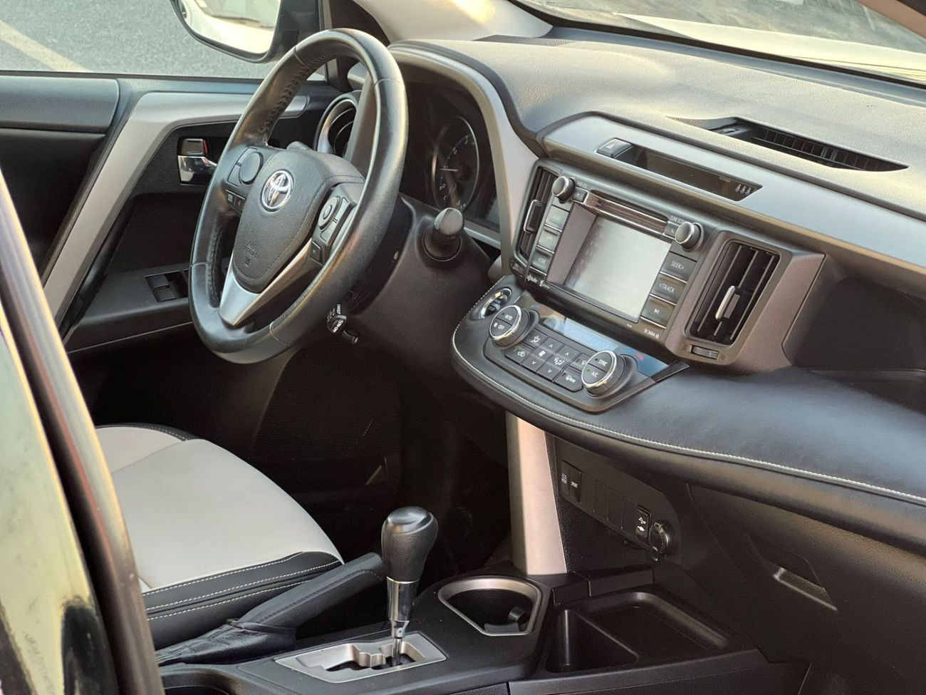 Toyota RAV4 2018 XLE - 2.5L V4-RearCam-AWD 4x4 - Push Start - Leather seat Sunroof