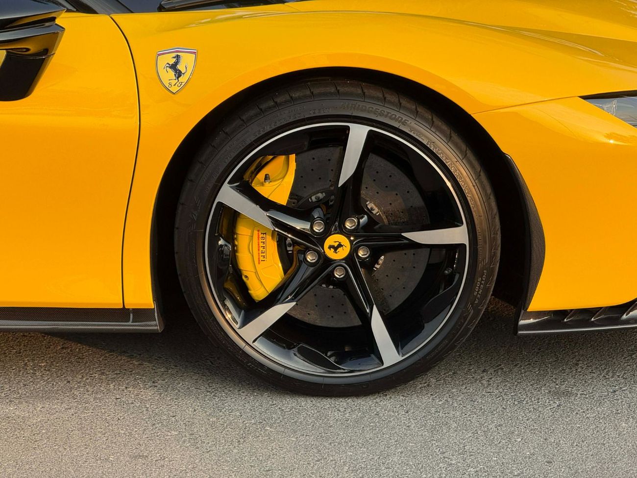 فيراري SF90 سبيدر GCC SPEC NEAT AND CLEAN UNDER WARRAANTY