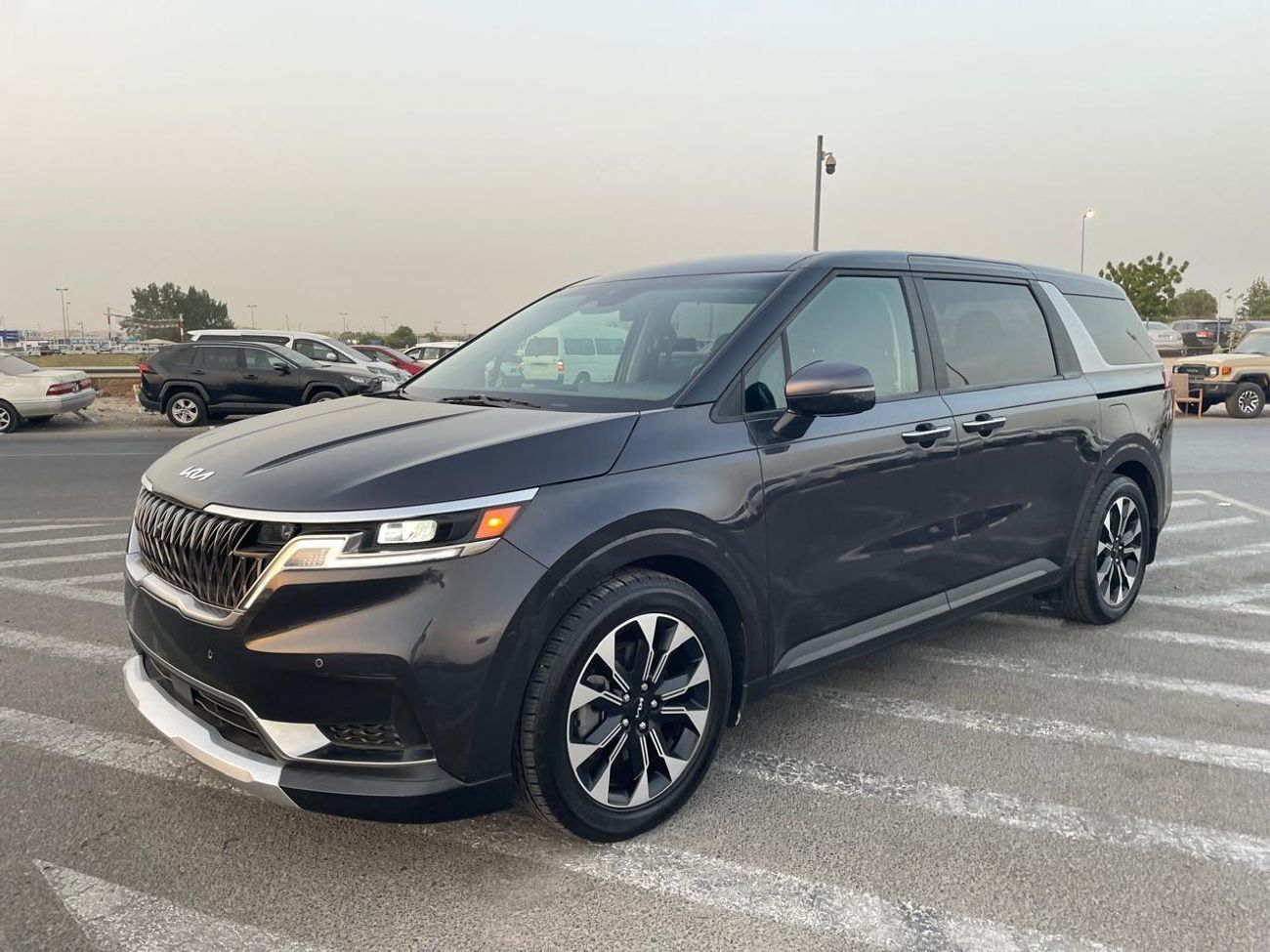 Kia Carnival 2022 EX 3.5L V6 - Full Option - 8 Seater - Front & Rear Radar Sensor - Trunk / Door Ful