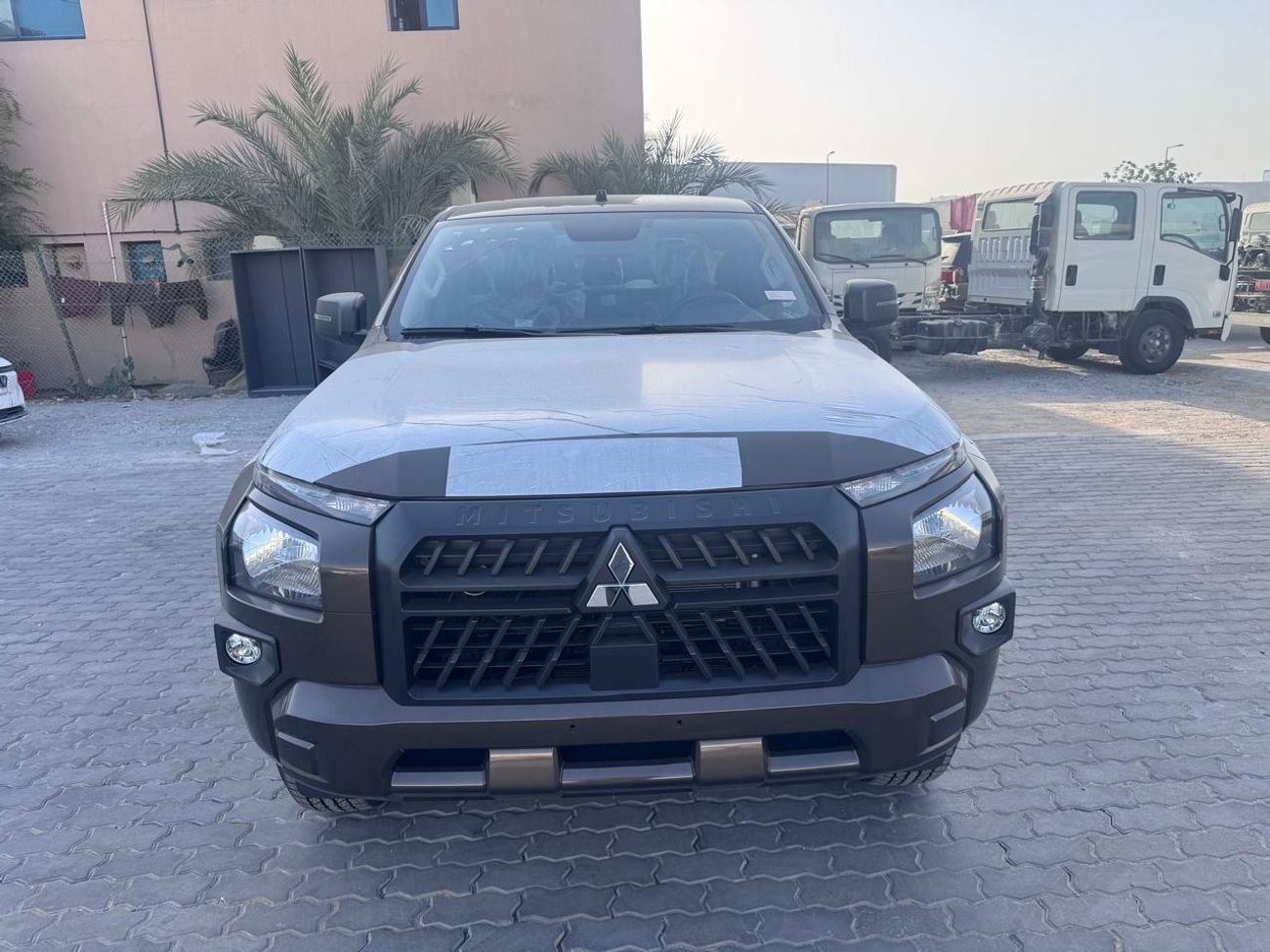 Mitsubishi L200 MITSUBISHI L200 Petrol Double Cabin 4WD 5MT 2.5L GLX_Basic Option_Bronze