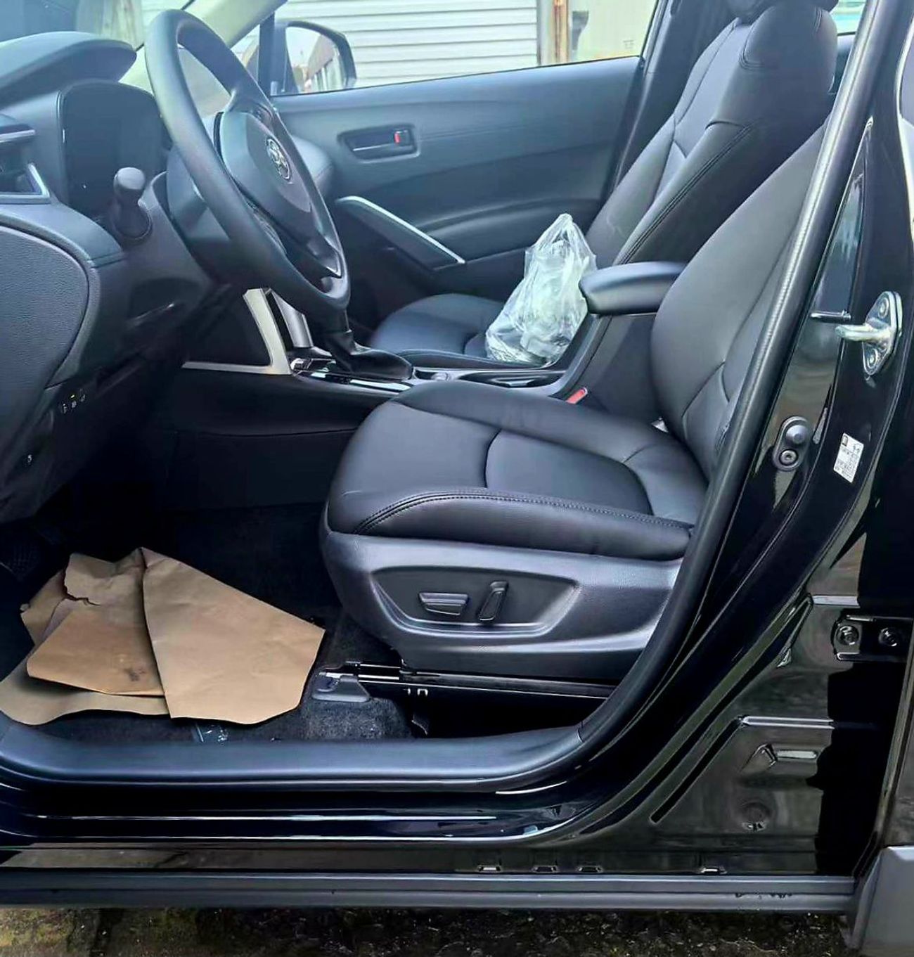 Toyota Corolla Cross 2.0L Hyb Corolla Cross LED lights Radar Full Options