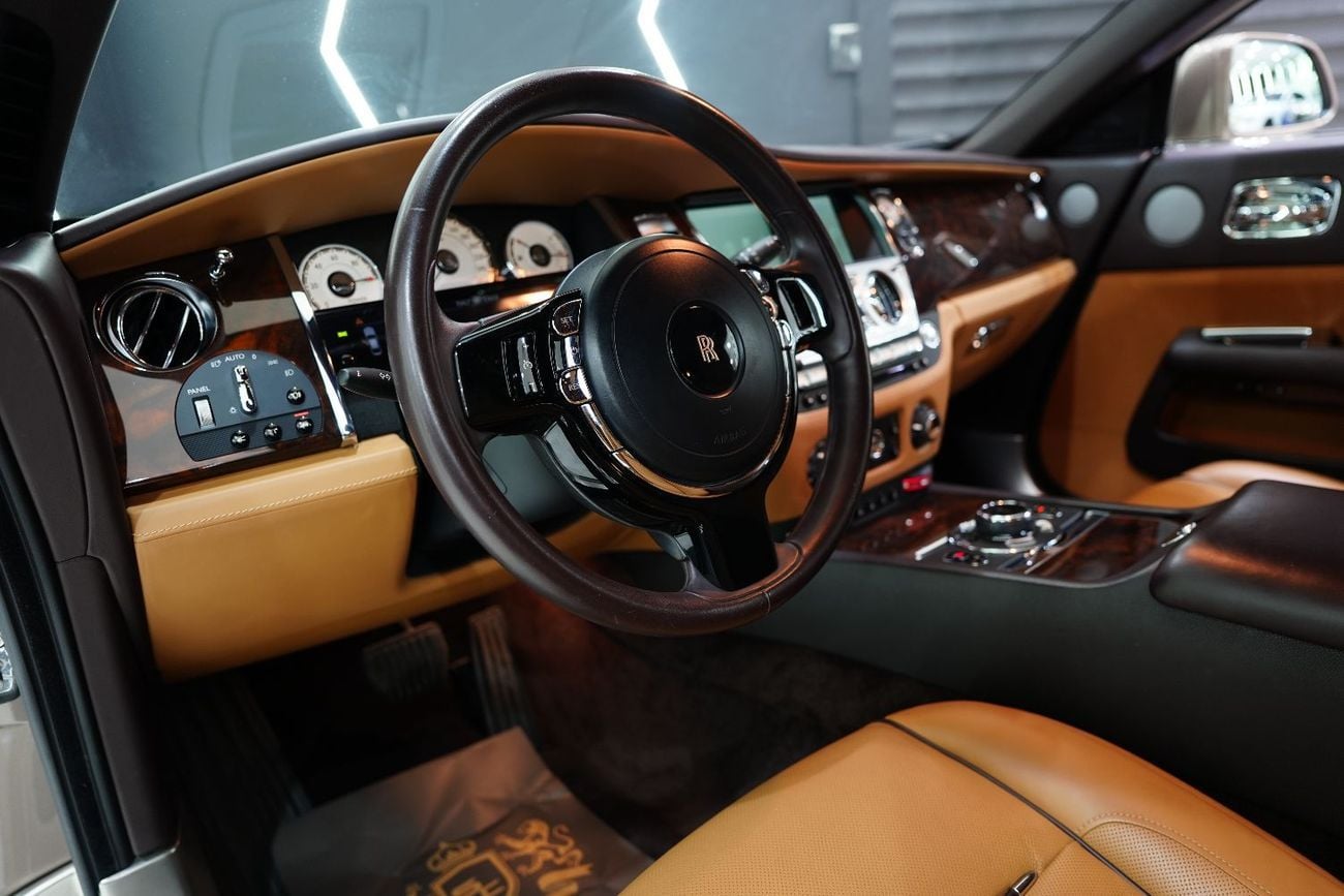 Rolls-Royce Wraith Upper Two-Tone, Starlight Roof, GCC Spec!!