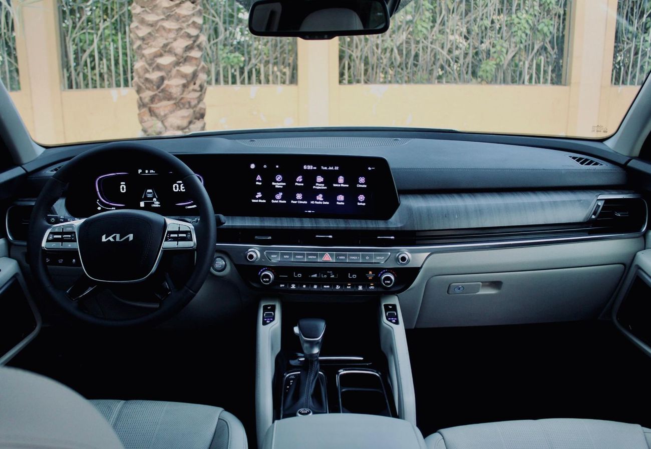 كيا تيلورايد The Kia Telluride is a popular 3-row, 7-8 seater midsize SUV, recognized for its luxurious, upscale 