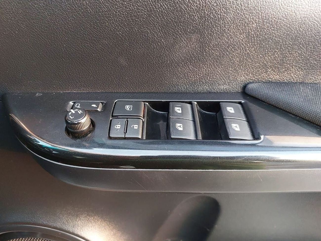 Toyota Hilux TOYOTA HILUX PICKUP RHD 2017 MODEL 2.8 L DIESEL AUTOMATIC(PM94124)