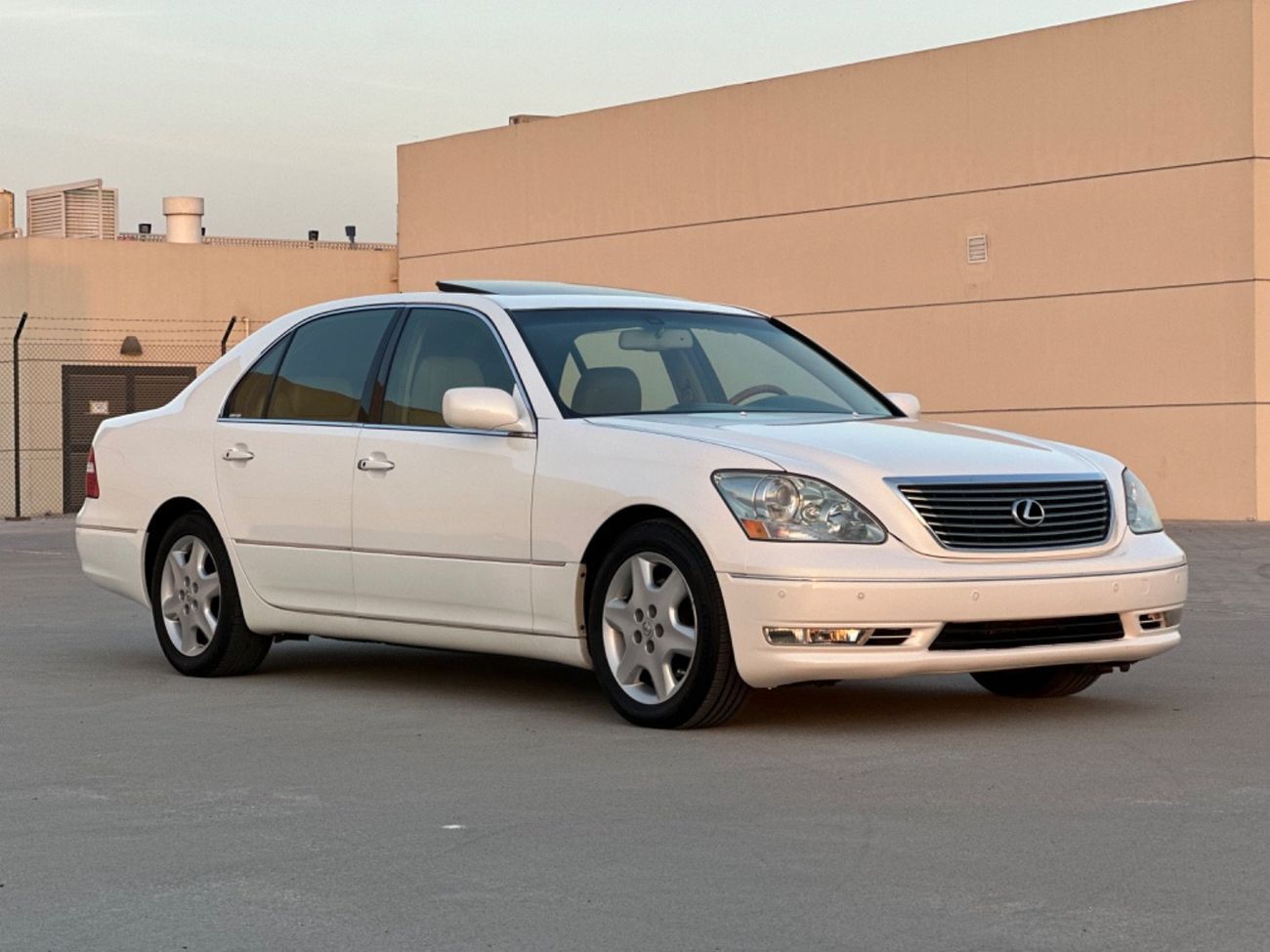 لكزس LS 430 موديل 2004 حاله ممتازه من الداخل والخارج فتحه وجلد ومثبت سرعه وتحكم كهربي كانل ونظام صوت ممتاز وكامي