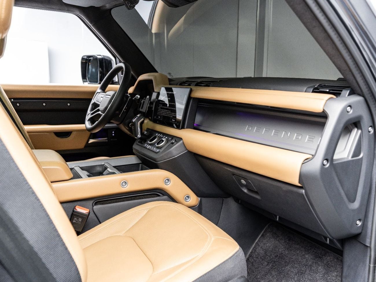 لاند روفر ديفندر 2025 Land Rover Defender 110 V8, 5.0 SC V8, AWD, 518 bhp, 8 Speed Automatic
