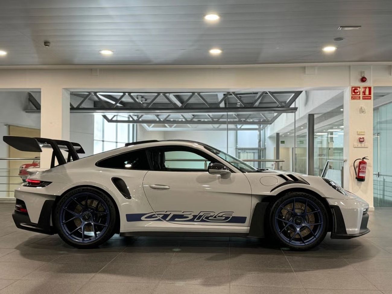 Porsche 911 GT3 RS 4.0L (520 HP) Coupe // WEISSACH PACKAGE/ PCCB / LIFT / BOSE 