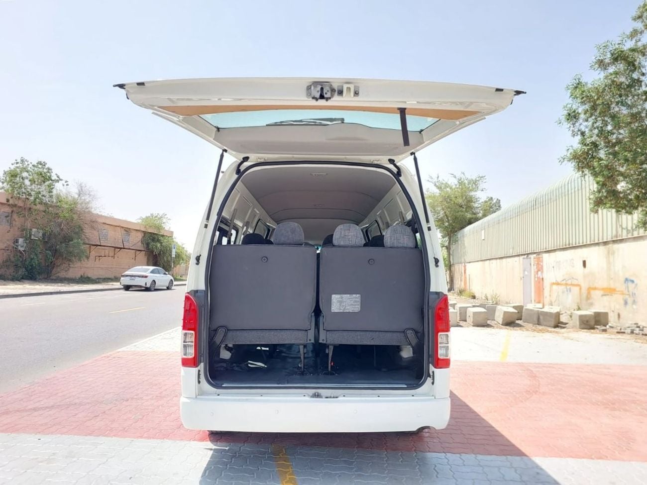 Toyota Hiace GL TOYOTA HIACE COMMUTER VAN RHD 2018 MODEL 3.0 L DIESEL AUTOMATIC(PM21278)