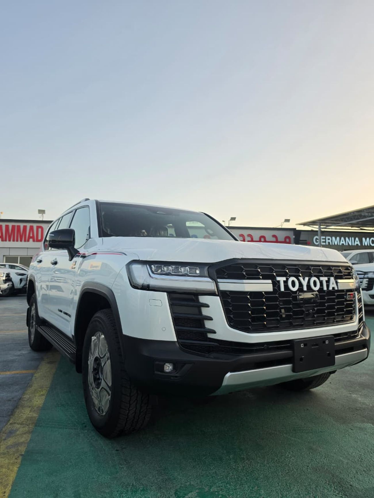 تويوتا لاند كروزر GR SPORT Toyota Land Cruiser LC300 GR Hybrid 2026 – فل أوبشن | أبيض خارجي | داخلية أحمر وأسود