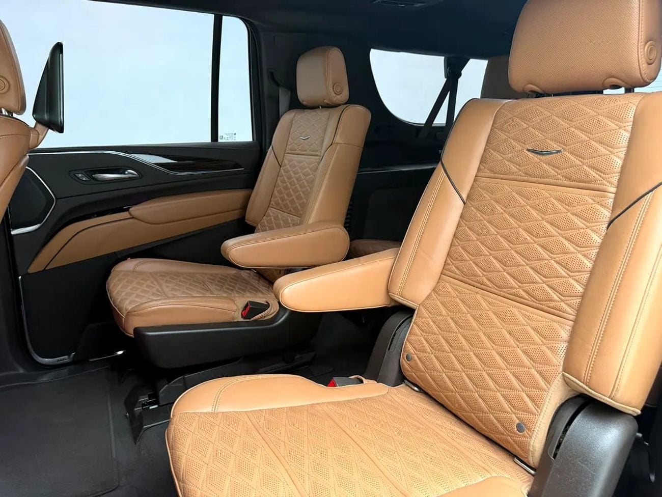 كاديلاك Escalade ESV ESV | GCC specs | V8 | 7 Seater | Clean Condition