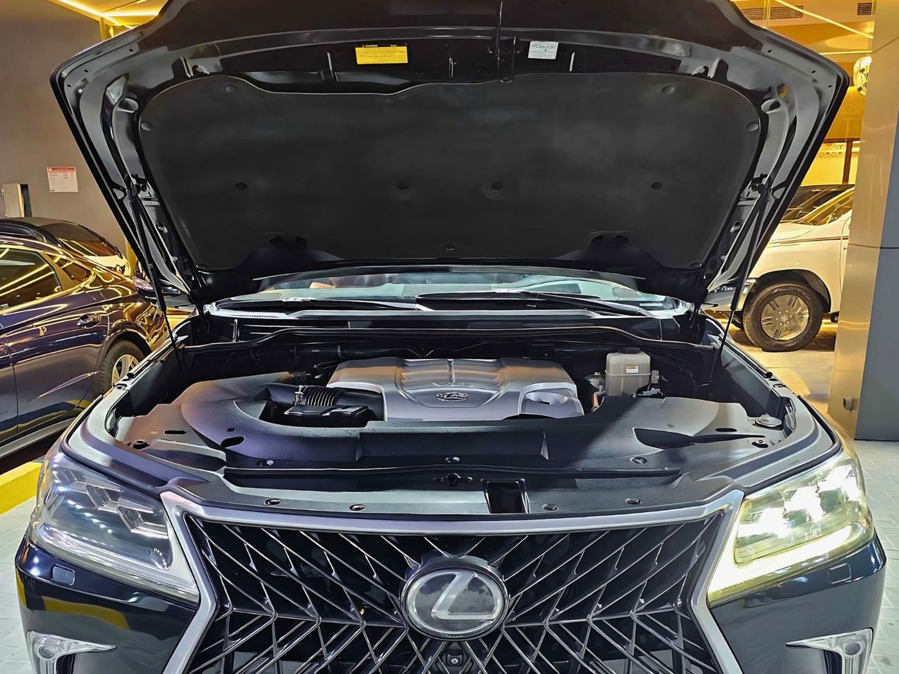 لكزس LX 570 GCC/ FULL OPTION / RADAR / ZAFRAN INTERIOR/LOW MILEAGE/ EXPORT ONLY / LOT#25091