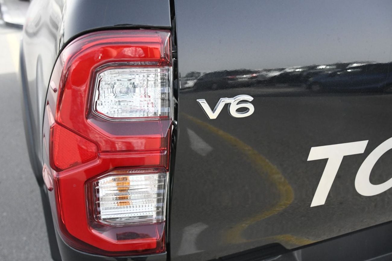 تويوتا هيلوكس Toyota Hilux 4.0 LTR V6 Adventure Automatic Petrol 4x4 With Air Compressor