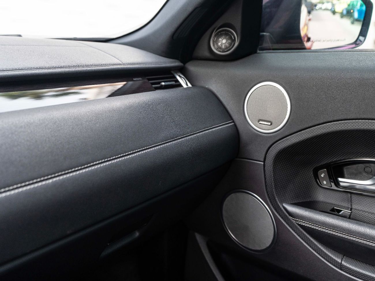 لاند روفر رانج روفر إيفوك Dynamic Plus 2.0L (5 Door)