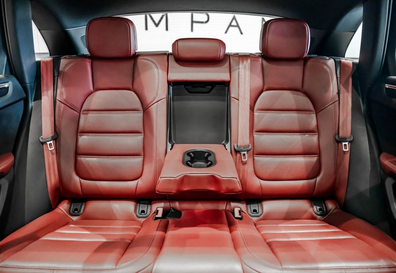 بورش ماكان Base 2.0T 2024 Porsche Macan T, 2026 Porsche Warranty, Full Service History, Low KMs, GCC