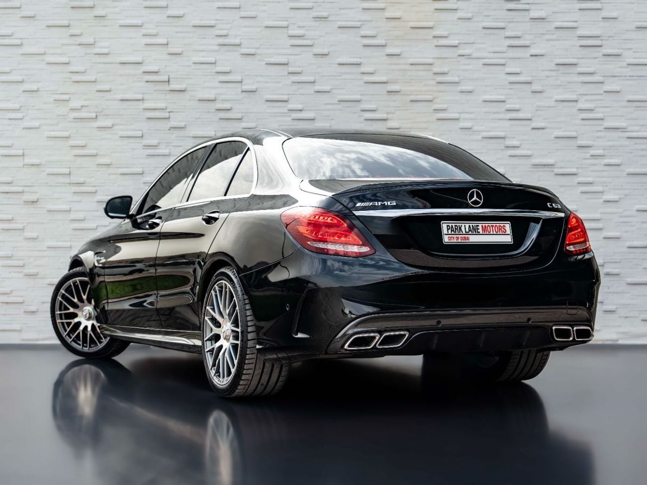 مرسيدس بنز C 63 AMG Std 4.0L Sedan
