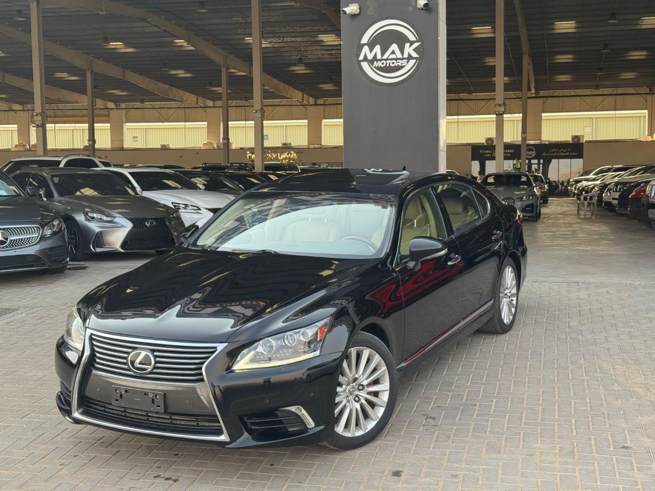 لكزس LS 460 كبيرة / محرك V8 سعة 4.6 لتر / مصابيح زينون ثلاثية / مقاعد تبريد وتدفئة / أبواب ناعمة الإغلاق / بحالة