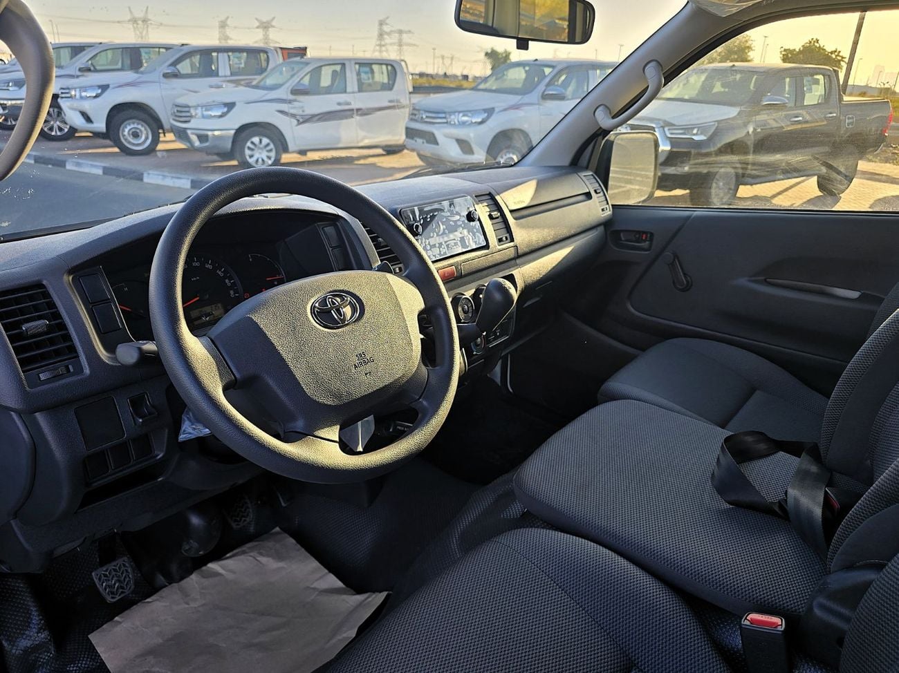 تويوتا هاياس Toyota Hiace Std Roof  15 Seater 2.7l Petrol M/T RWD White Color 2026 Model