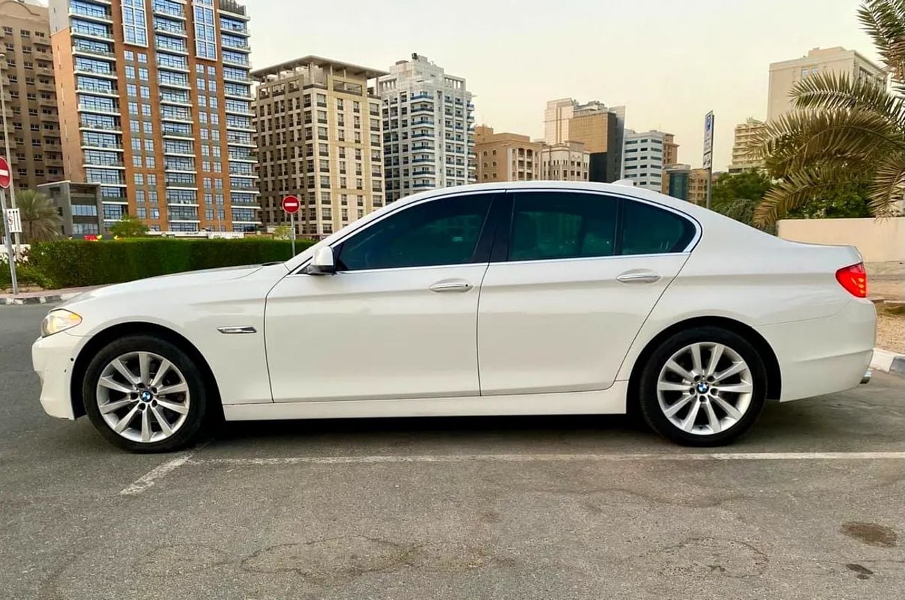 بي أم دبليو 530i 530i ||FULL OPTION || 6 cylinder|| accident free|| original paint ||GCC SPECS