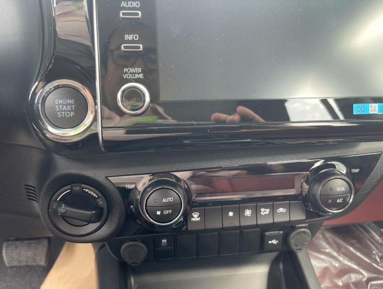 Toyota Hilux Toyota Hilux SR5 2.7L Petrol, Automatic Model 2024 Color White