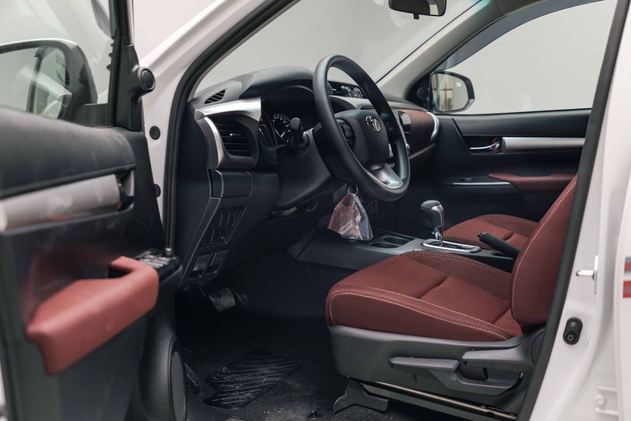 تويوتا هيلوكس HI 2.7L - Platinum White Pearl Inside Maroon | Export Only