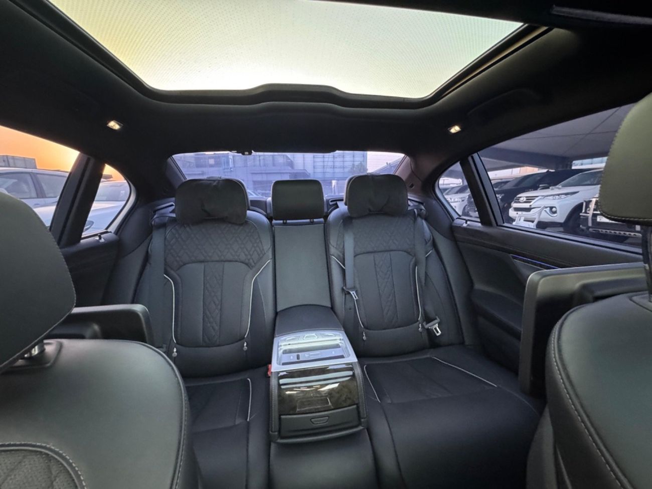 بي أم دبليو 750Li Luxury M Sport Package 4.4L