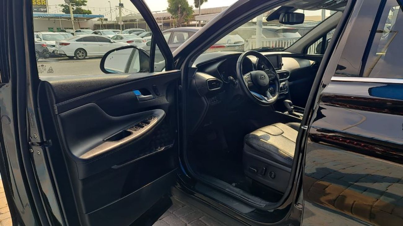 Hyundai Santa Fe car in good condition 2020 2.4L 4WD full configuration