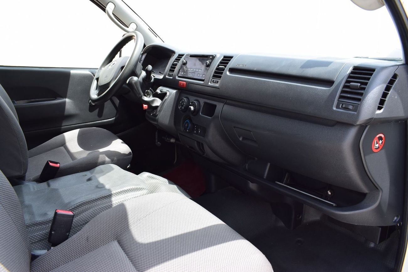 تويوتا هاياس Toyota Hiace Std Roof Bus 13 seater, Model:2015.Excellent condition