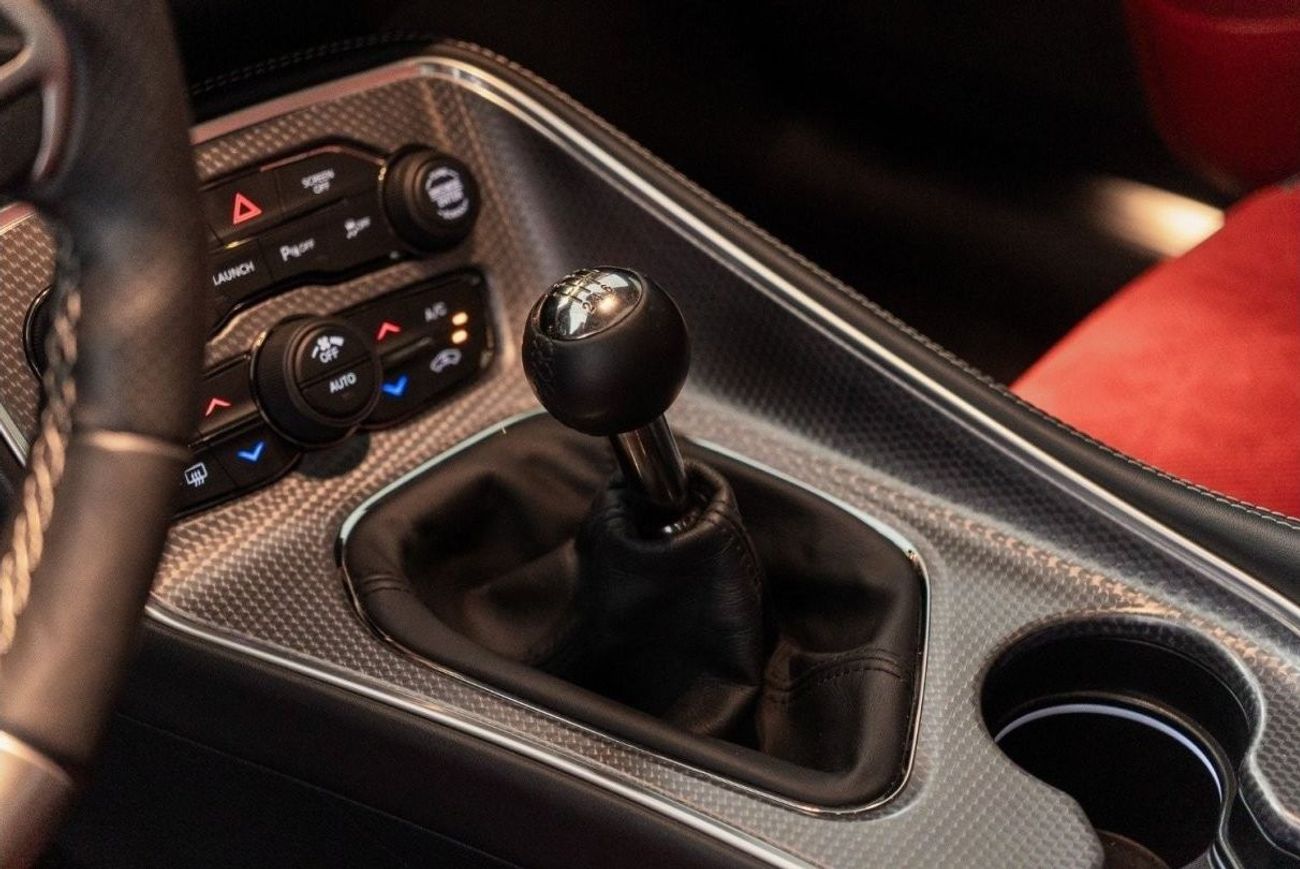 Dodge Challenger SRT Hellcat 2017 Dodge Challenger Hellcat / Manual / V8 717BHP