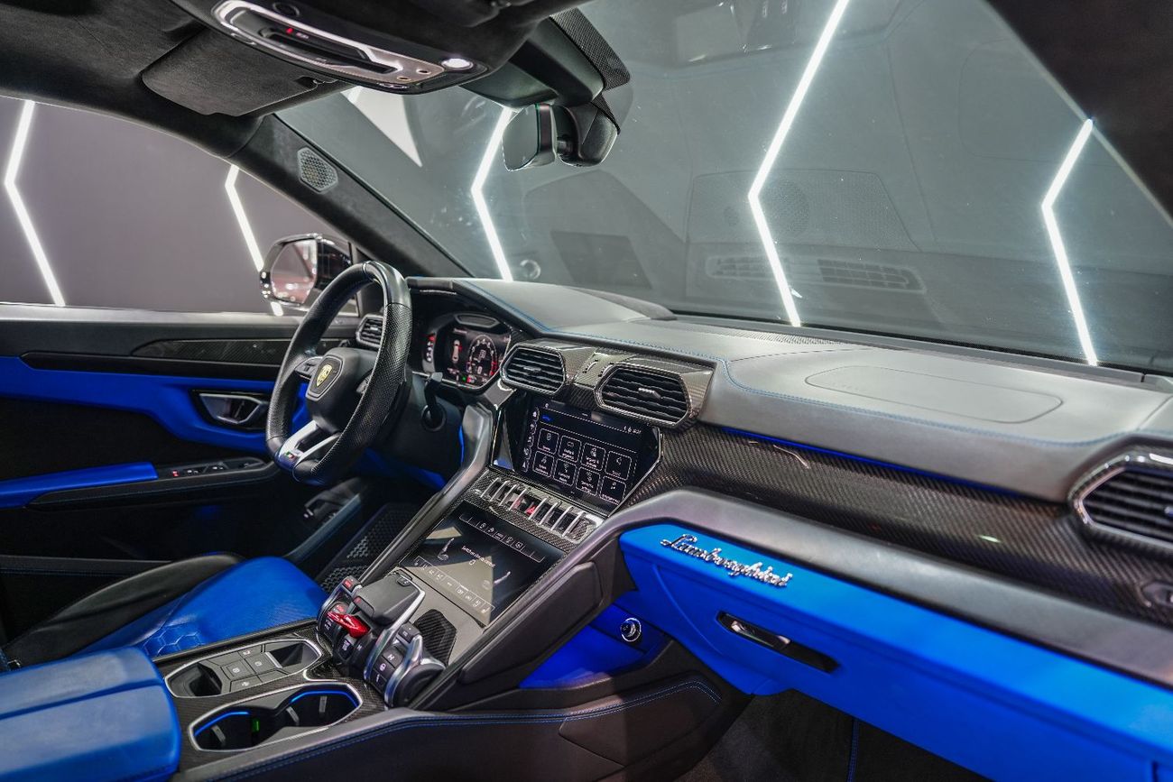 لامبورغيني اوروس Carbon Interior, Panoramic Roof, Two-Tone Interior, Lamborghini Warranty!!