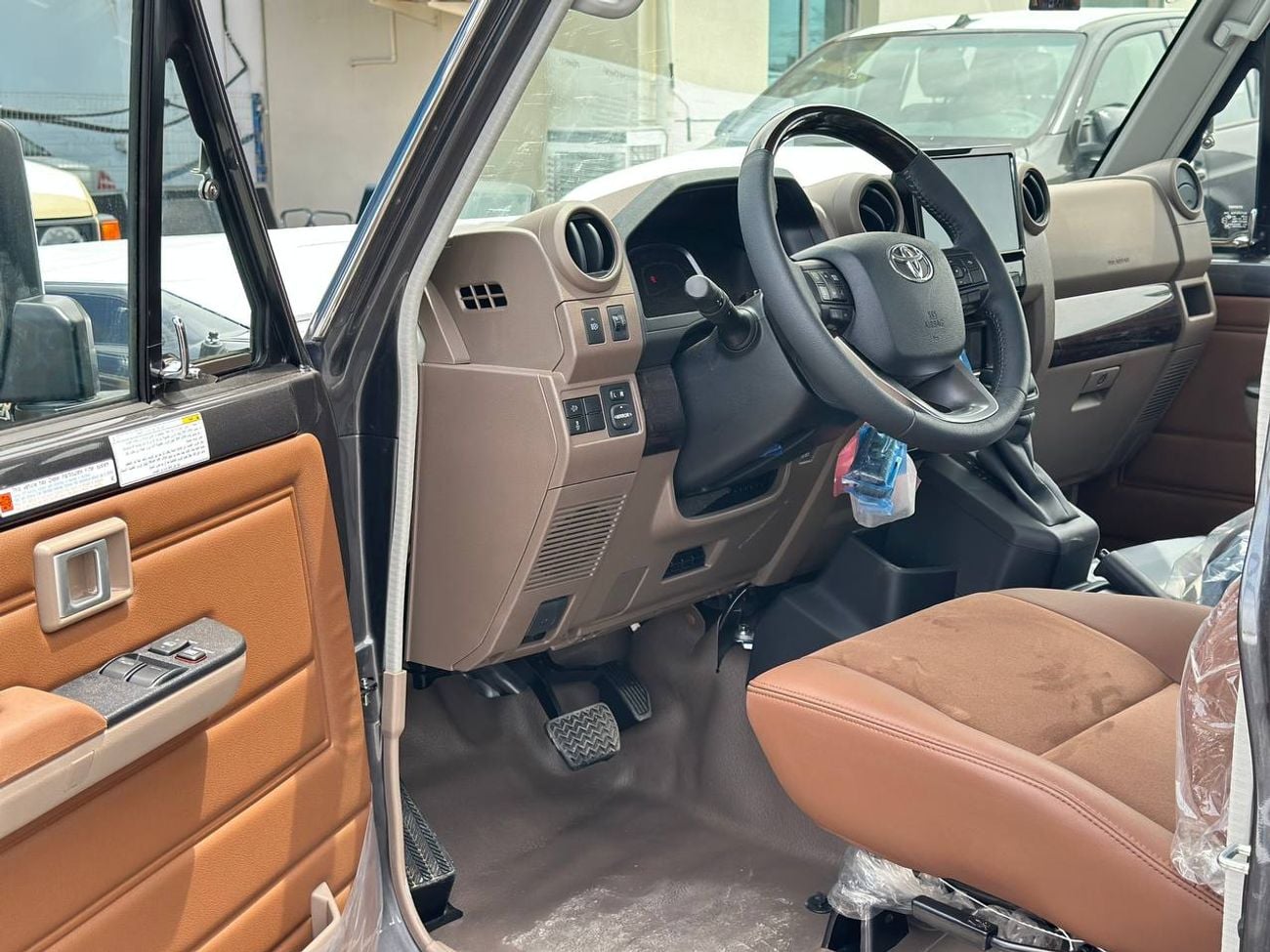 تويوتا لاند كروزر بيك آب S/C LC79 2.8 لتر ديزل أوتوماتيك // 2026 // كاملة المواصفات مع رادار، ثلاجة، قفل تفاضلي، مشغل DVD وكا