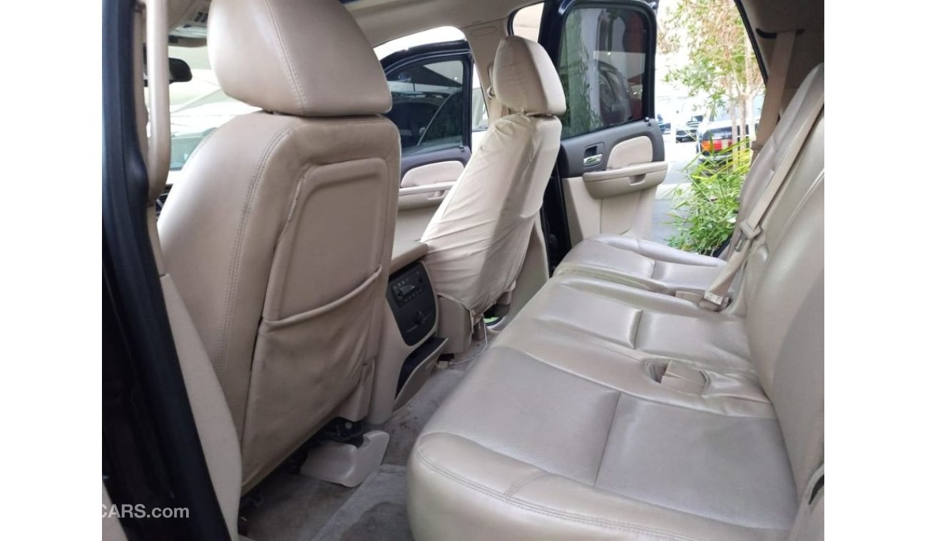 GMC Yukon Model 2009 Gulf number one hatch leather wheels, cruise control, in excellent condition, you do not