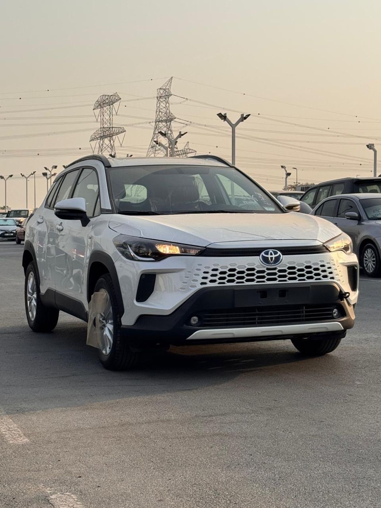 تويوتا كورولا كروس Corolla cross  1.8 L hybrid  2025 YM Sunroof  Medium option  GCC spec