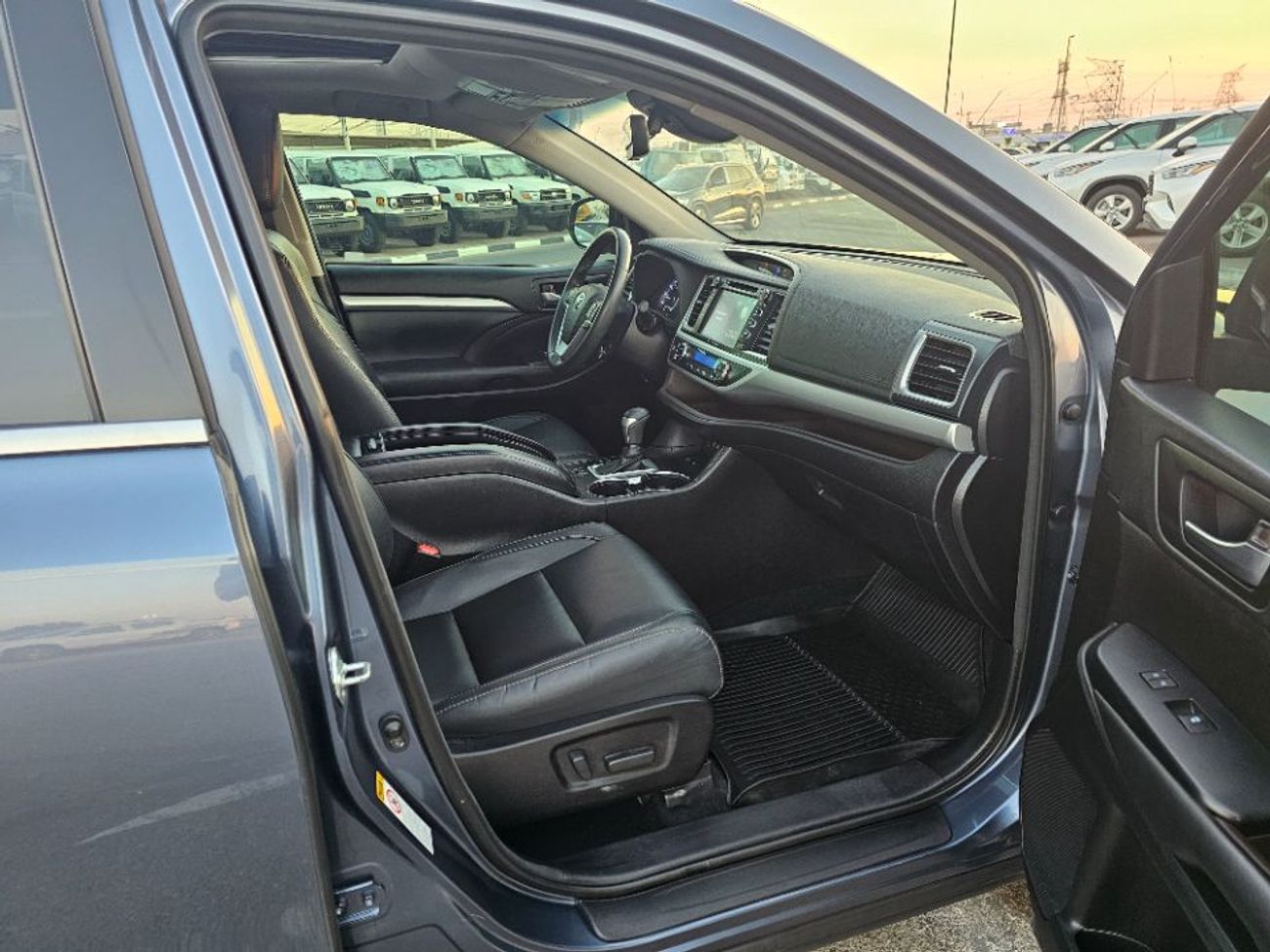 Used Toyota Highlander 2018 model XLE sunroof and original leather ...